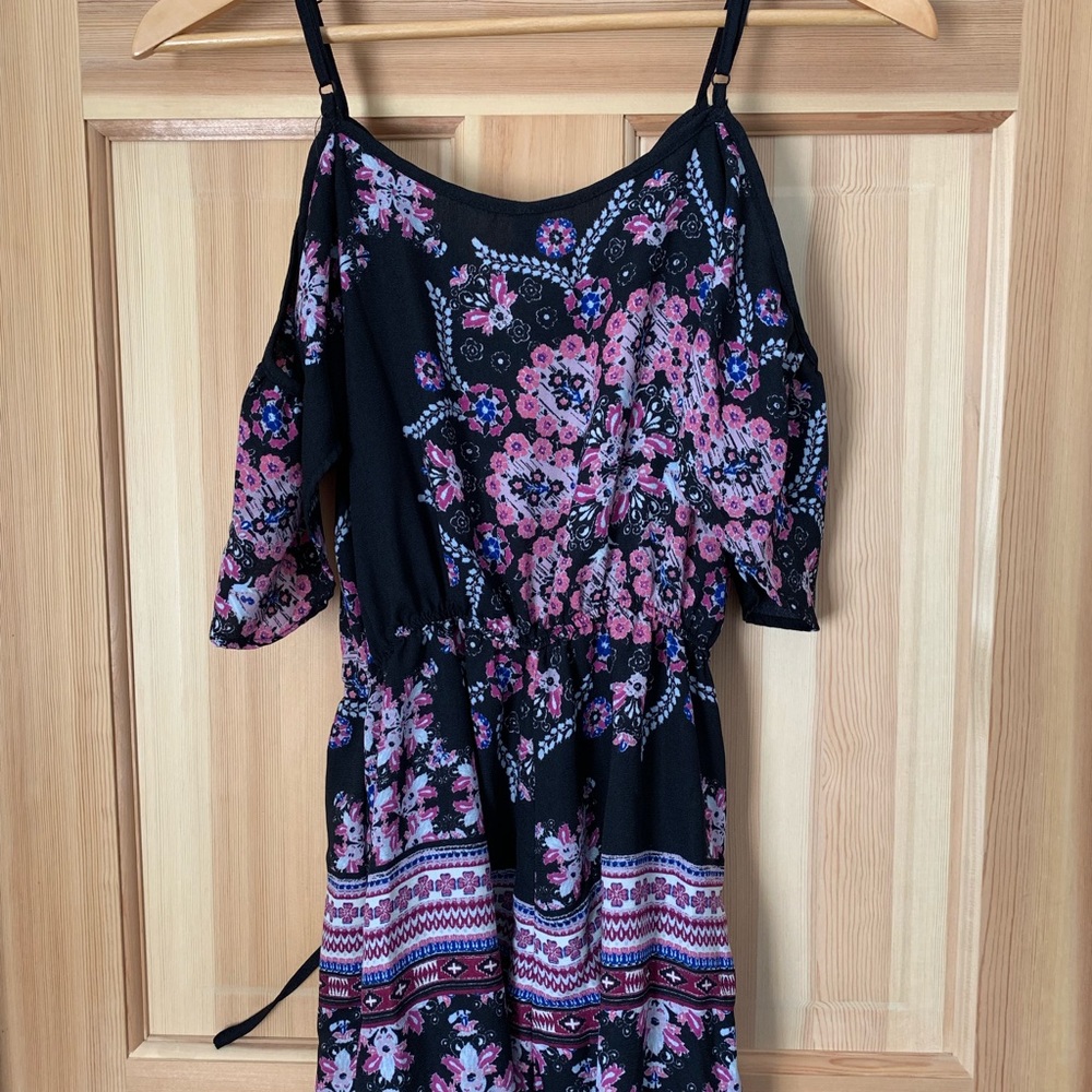 Cold shoulder romper. - Picture 4 of 4